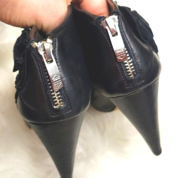 Vince Camuto Alta Black Leather Heels Size 6.5 Rosette Details Peep Toe - Picture 9 of 13